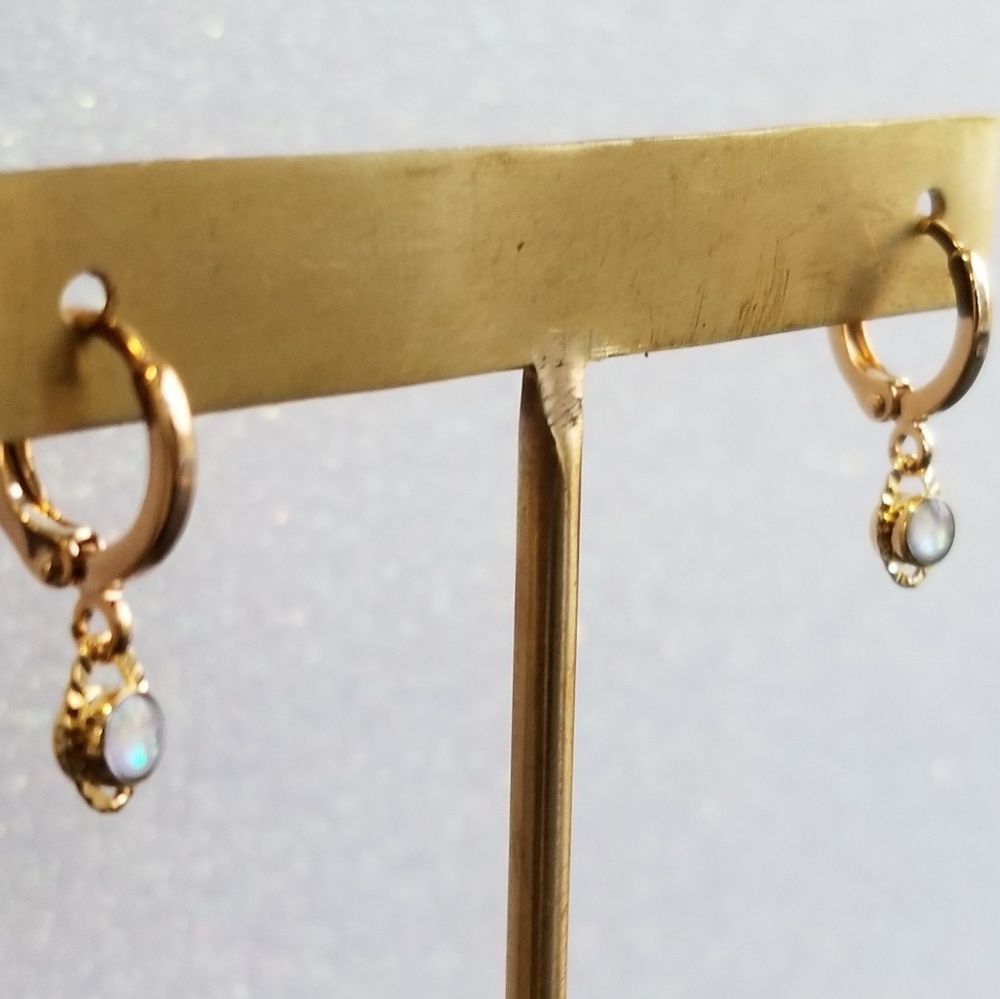 Small charm gold huggie hoop earrings - Picture 4 of 7